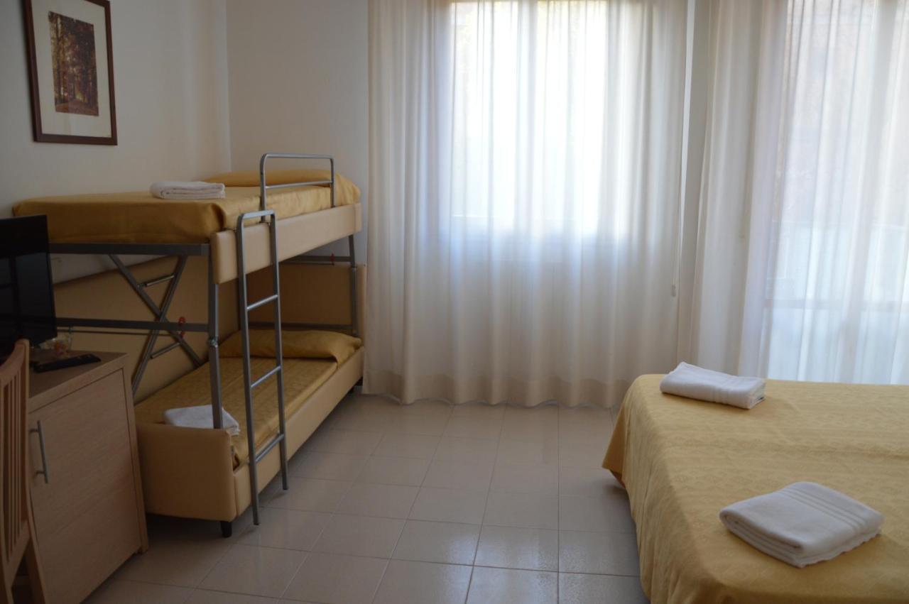 Hotel Caesar Pesaro Szoba fotó