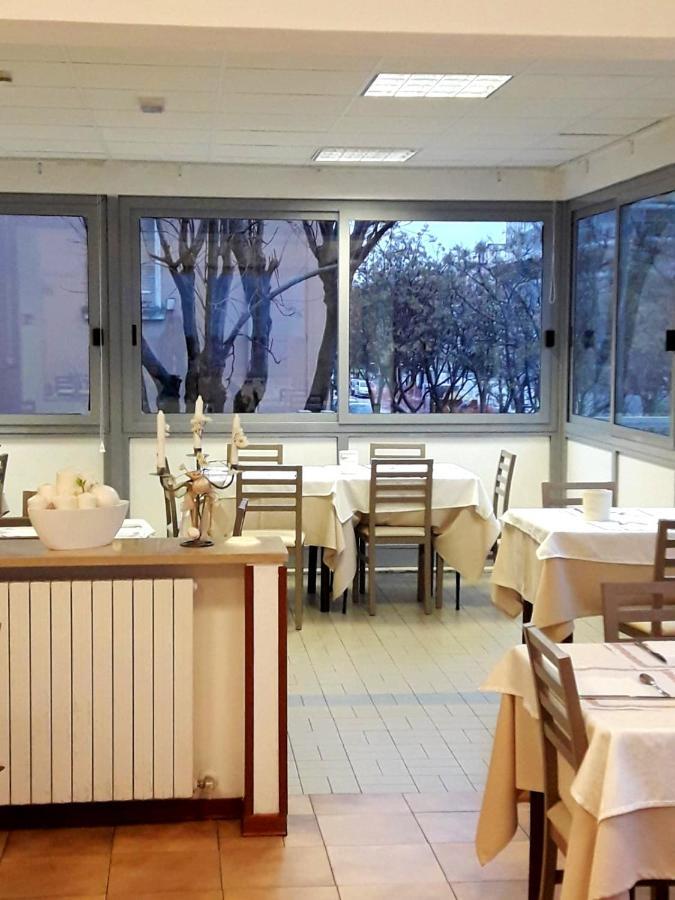 Hotel Caesar Pesaro Kültér fotó