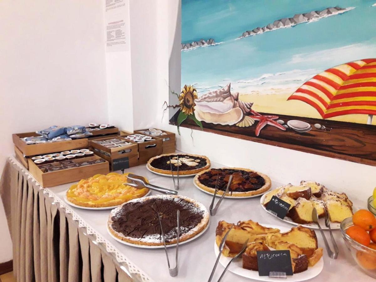 Hotel Caesar Pesaro Kültér fotó