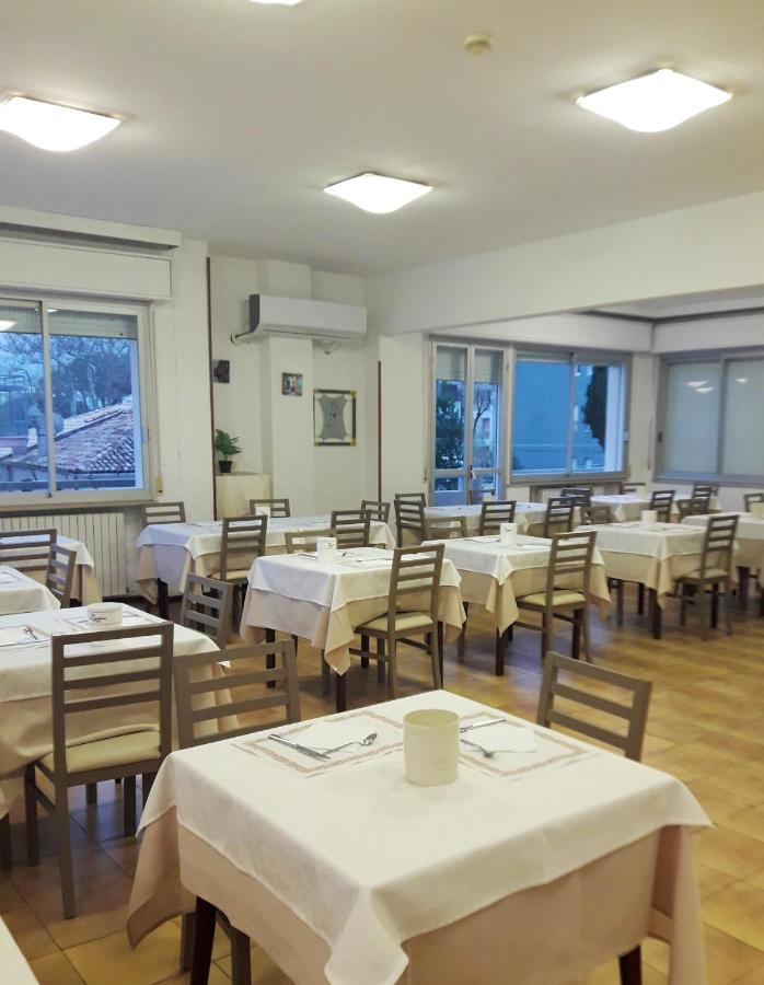 Hotel Caesar Pesaro Kültér fotó