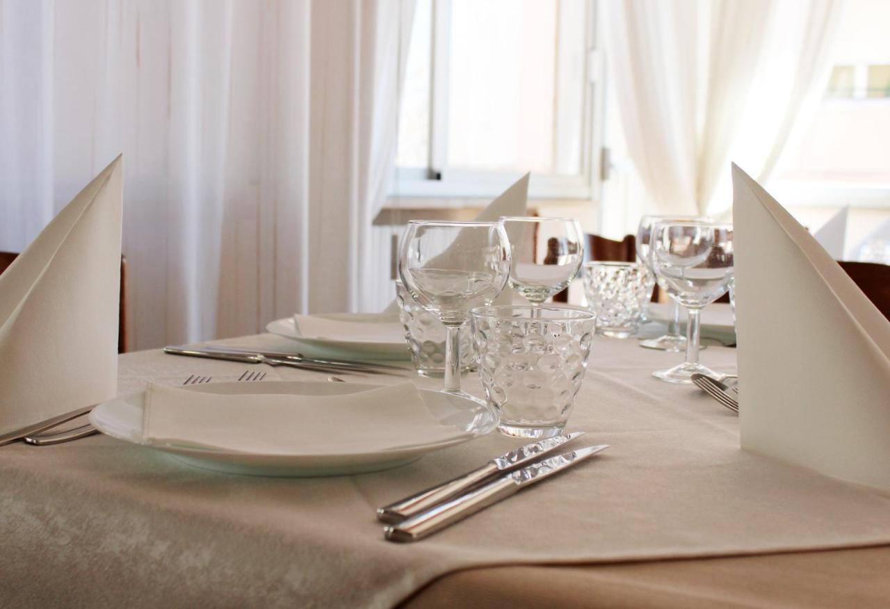 Hotel Caesar Pesaro Kültér fotó