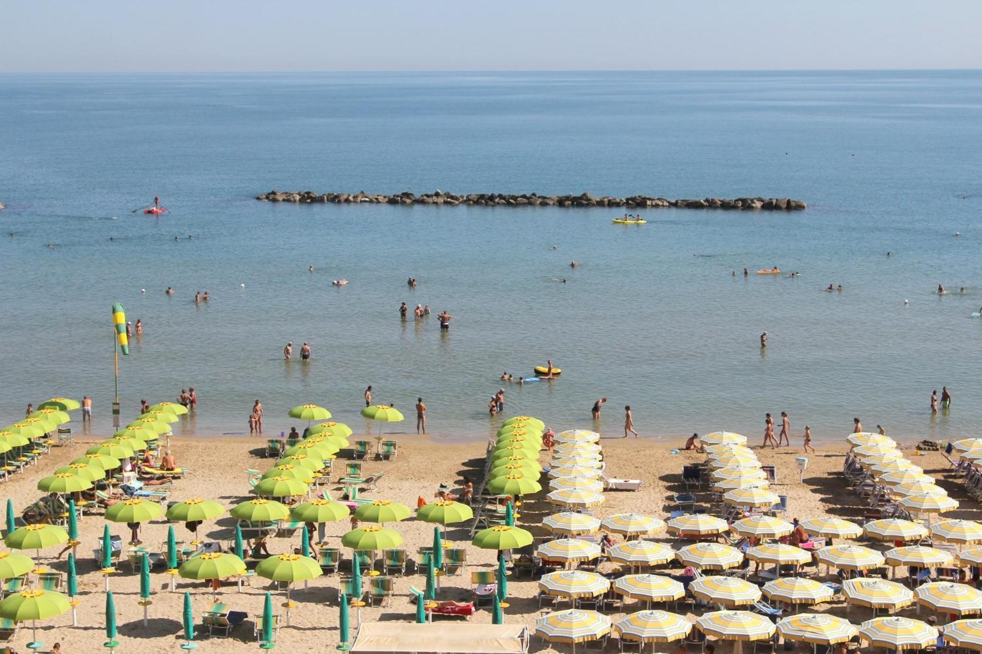 Hotel Caesar Pesaro Kültér fotó