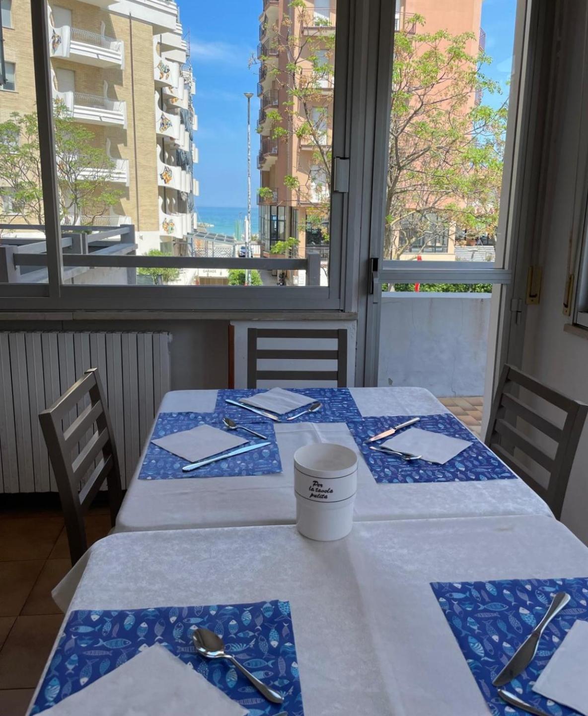 Hotel Caesar Pesaro Kültér fotó
