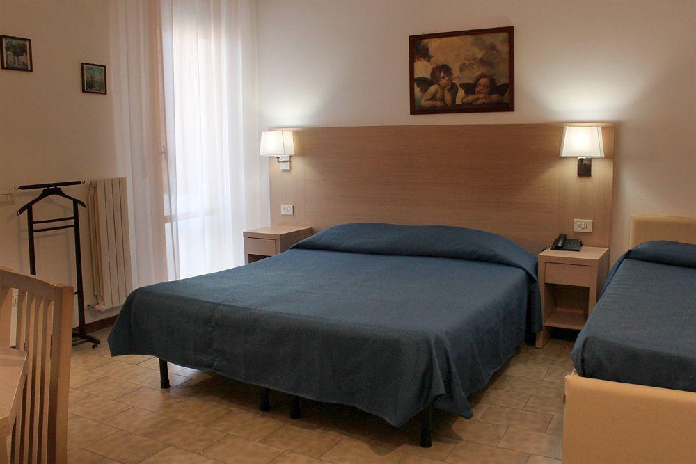 Hotel Caesar Pesaro Kültér fotó