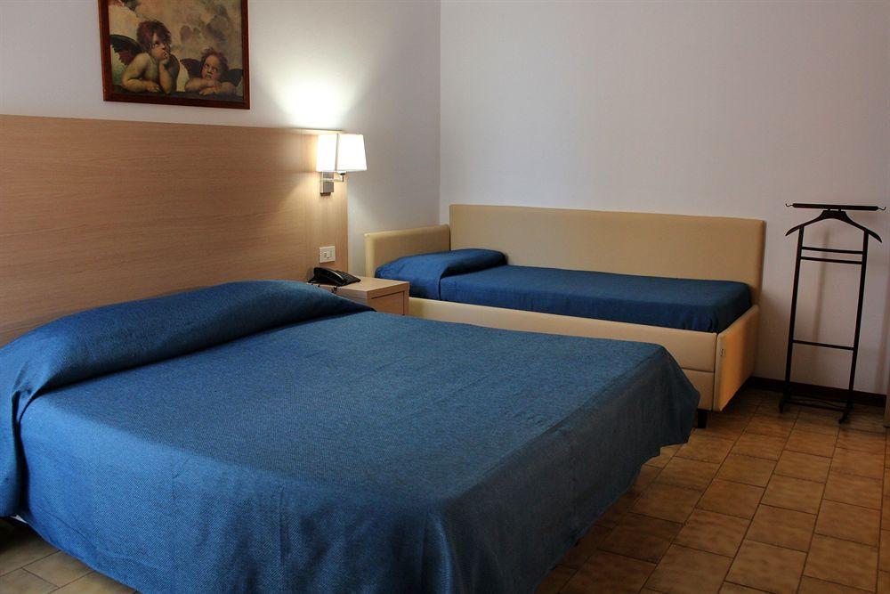 Hotel Caesar Pesaro Kültér fotó