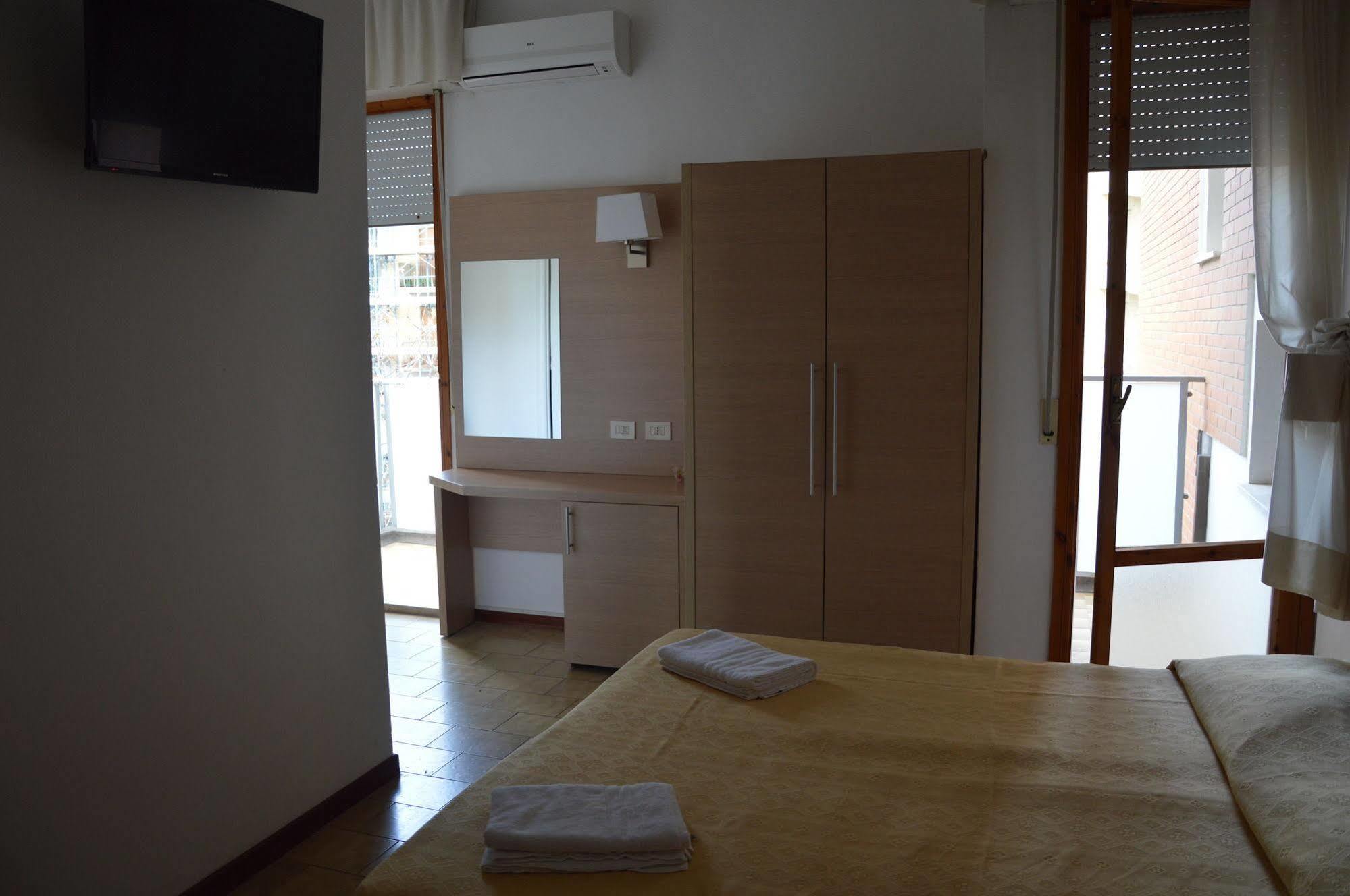 Hotel Caesar Pesaro Kültér fotó