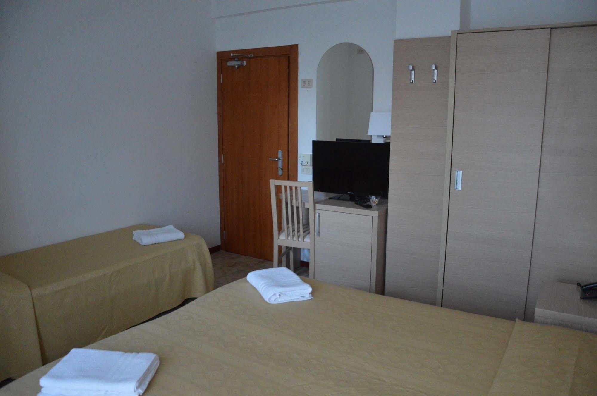 Hotel Caesar Pesaro Kültér fotó