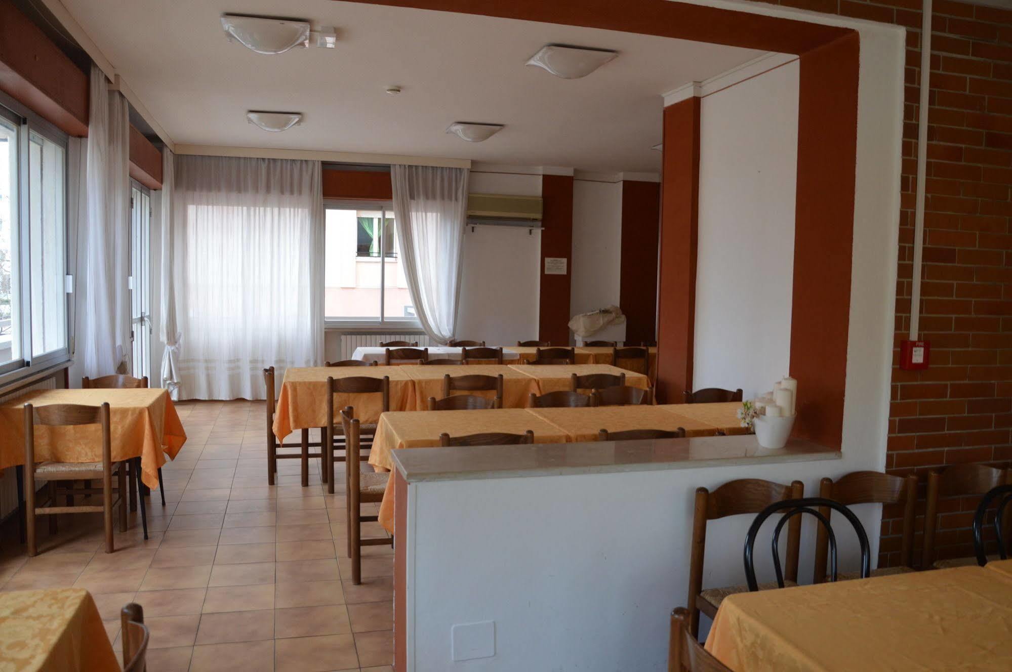 Hotel Caesar Pesaro Kültér fotó