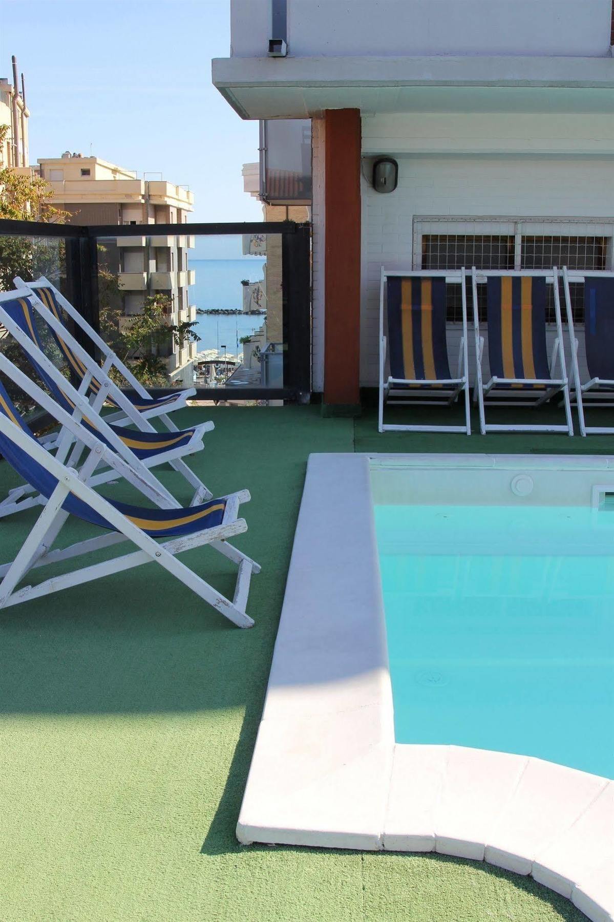 Hotel Caesar Pesaro Kültér fotó